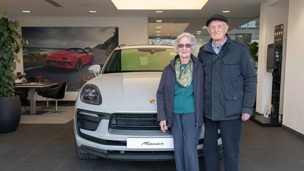 Two people over 90 treated themselves to the luxury of a lifetime: they bought their first Porsche to celebrate 70 years of marriage!